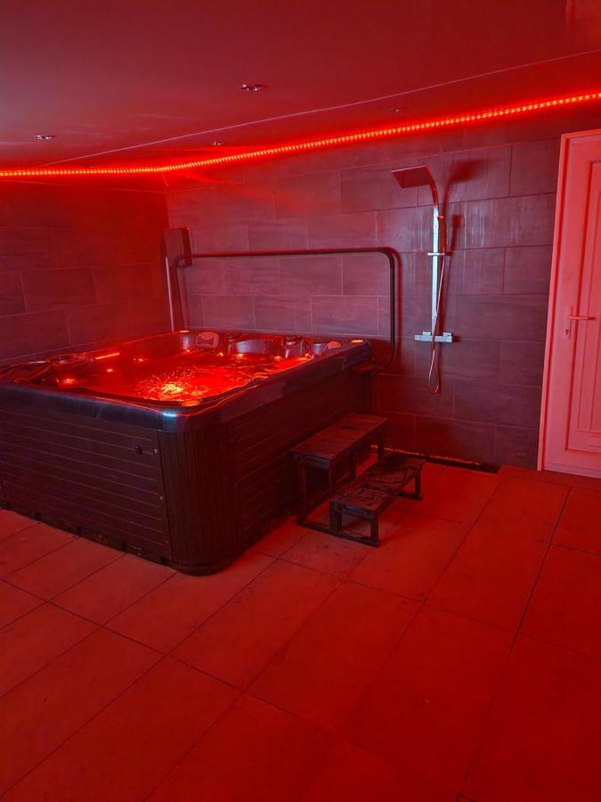 Short Stopzzz & Indoor Hot Tub Manchester Exterior photo