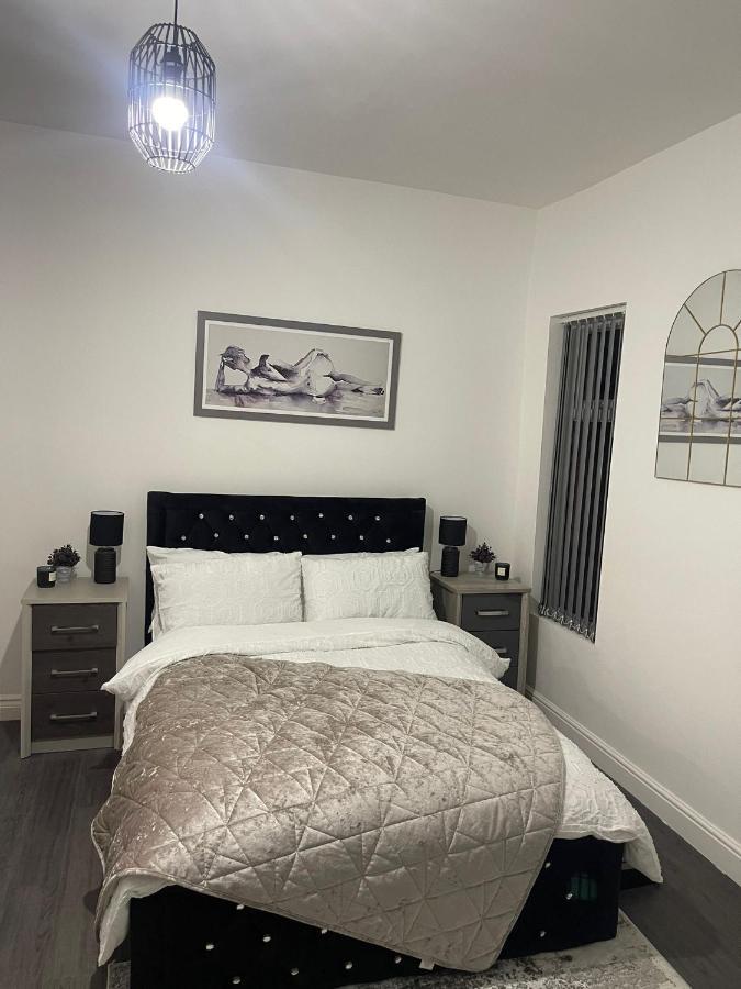 Short Stopzzz & Indoor Hot Tub Manchester Exterior photo